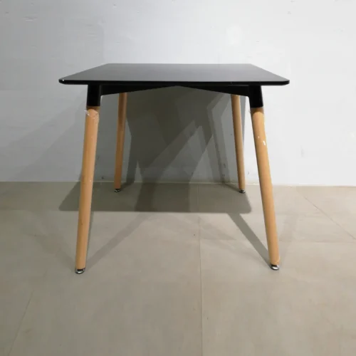 Taula de bar feta de plàstic i peu de fusta de 80x80x75cm nou en venda a cabauoportunitats.com