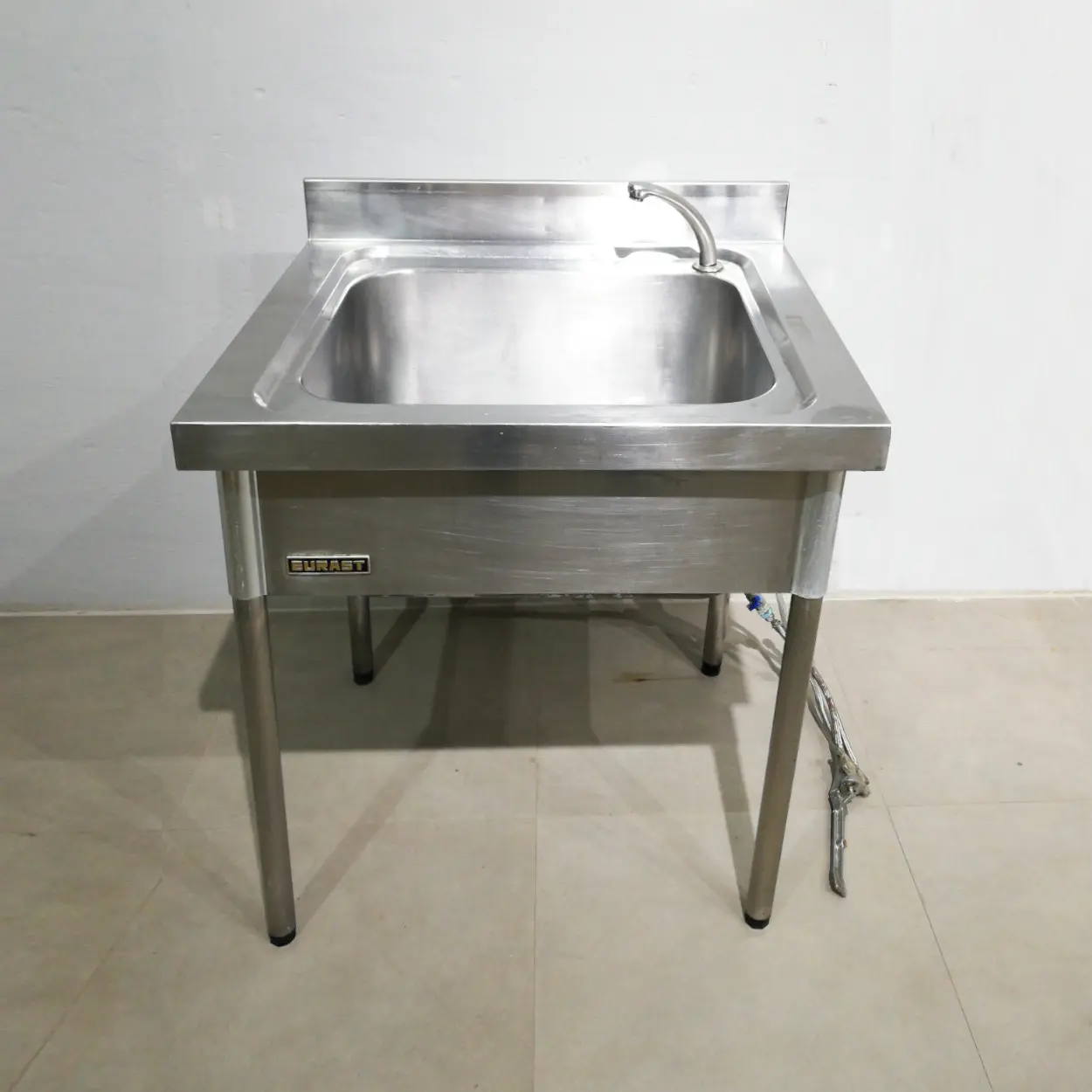 Pica amb potes i aixeta de 80x70x97cm de segona mà en bon estat en venda a cabauoportunitats.com