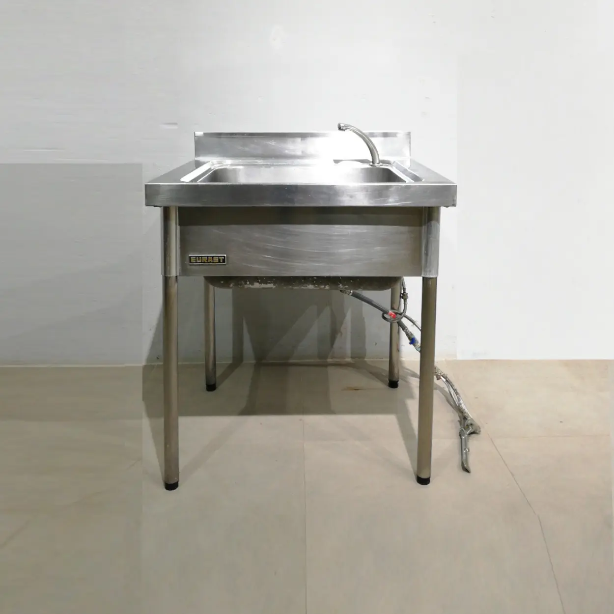 Pica amb potes i aixeta de 80x70x97cm de segona mà en bon estat en venda a cabauoportunitats.com