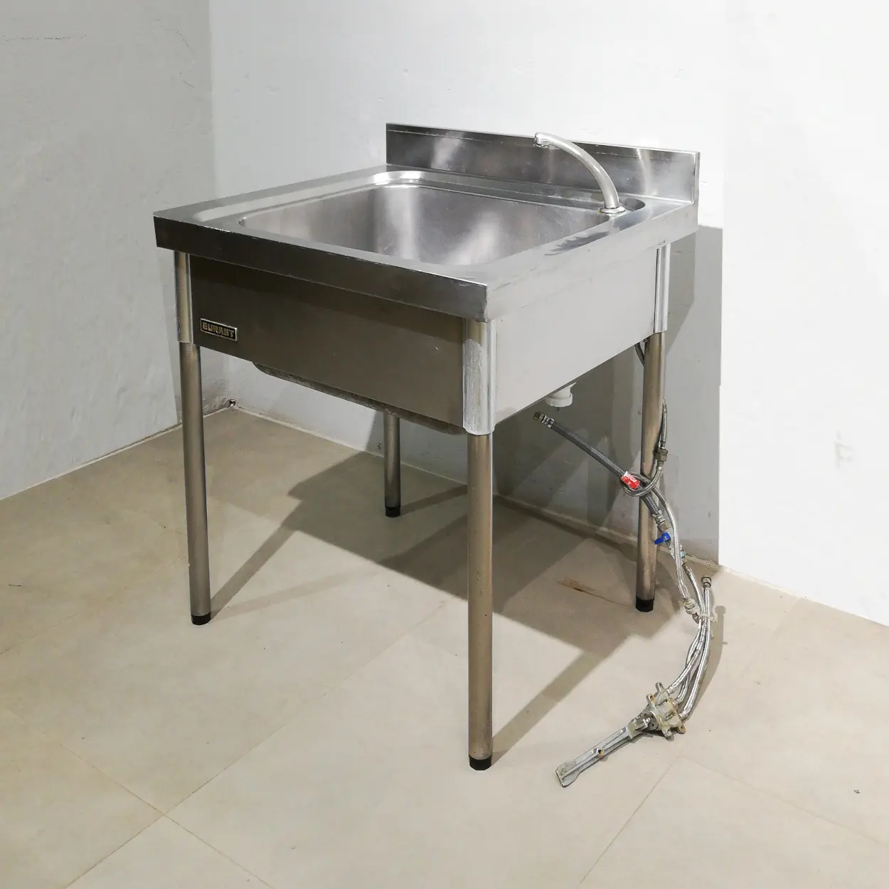 Pica amb potes i aixeta de 80x70x97cm de segona mà en bon estat en venda a cabauoportunitats.com