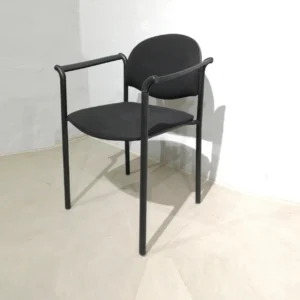 Silla negra con reposabrazos de segunda mano para oficina, despacho... en venda en cabauoportunitats.com