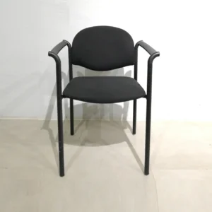 Silla negra con reposabrazos de segunda mano para oficina, despacho... en venda en cabauoportunitats.com