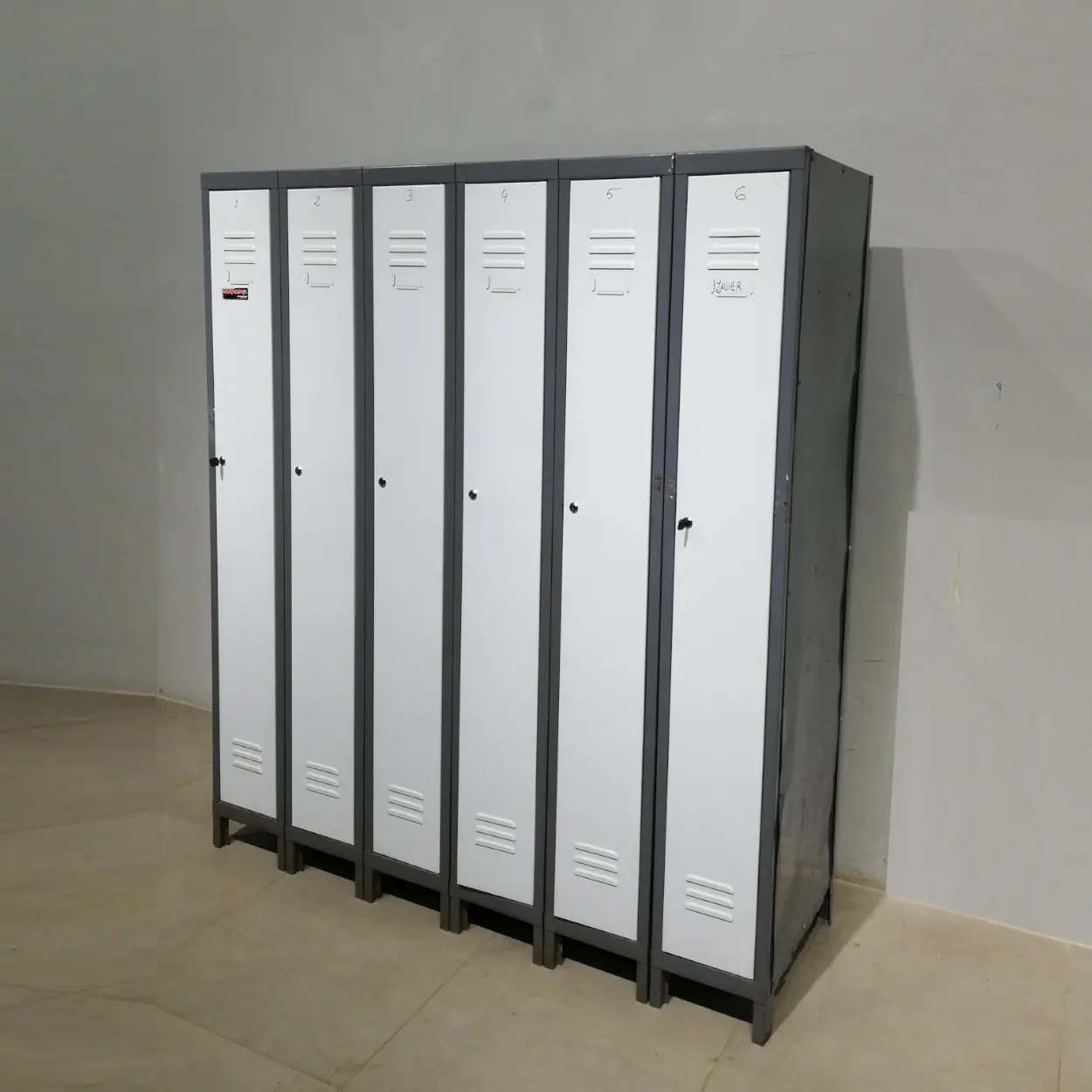 Mòdul de 6 taquilles fetes de xapa d'acer de gran qualitat i resistència en venda a cabauoportunitats.com