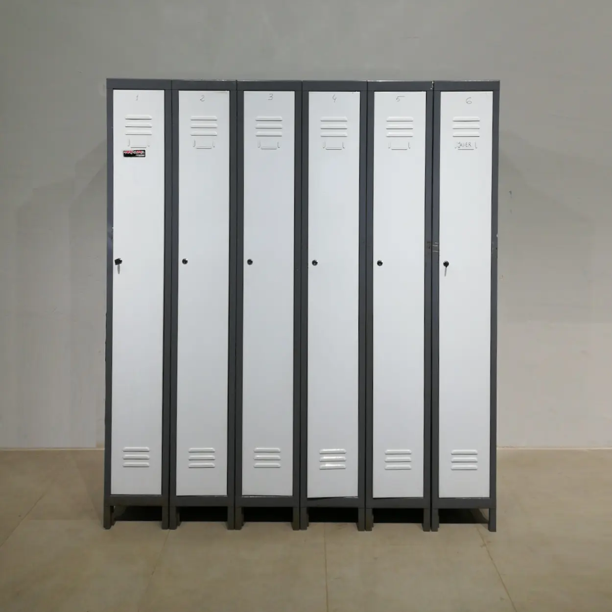 Mòdul de 6 taquilles fetes de xapa d'acer de gran qualitat i resistència en venda a cabauoportunitats.com