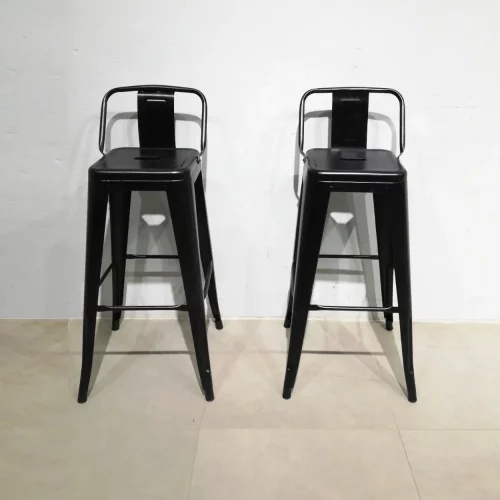 Taburetes metálicos negros tipo TOLIX de 42x42x92cm nuevos en venta en cabauoportunitats.com
