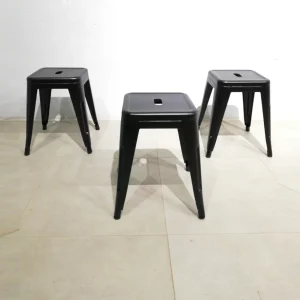 Taburete tipo TOLIX de color negro 30x03x45cm nuevo en venta en cabauoportunitats.com
