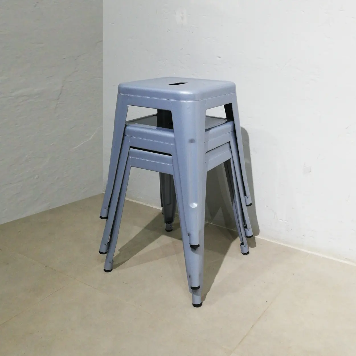 Taburetes de color gris TOLIX nuevos procedentes de un final de estoc en venta en cabauoportunitats.com