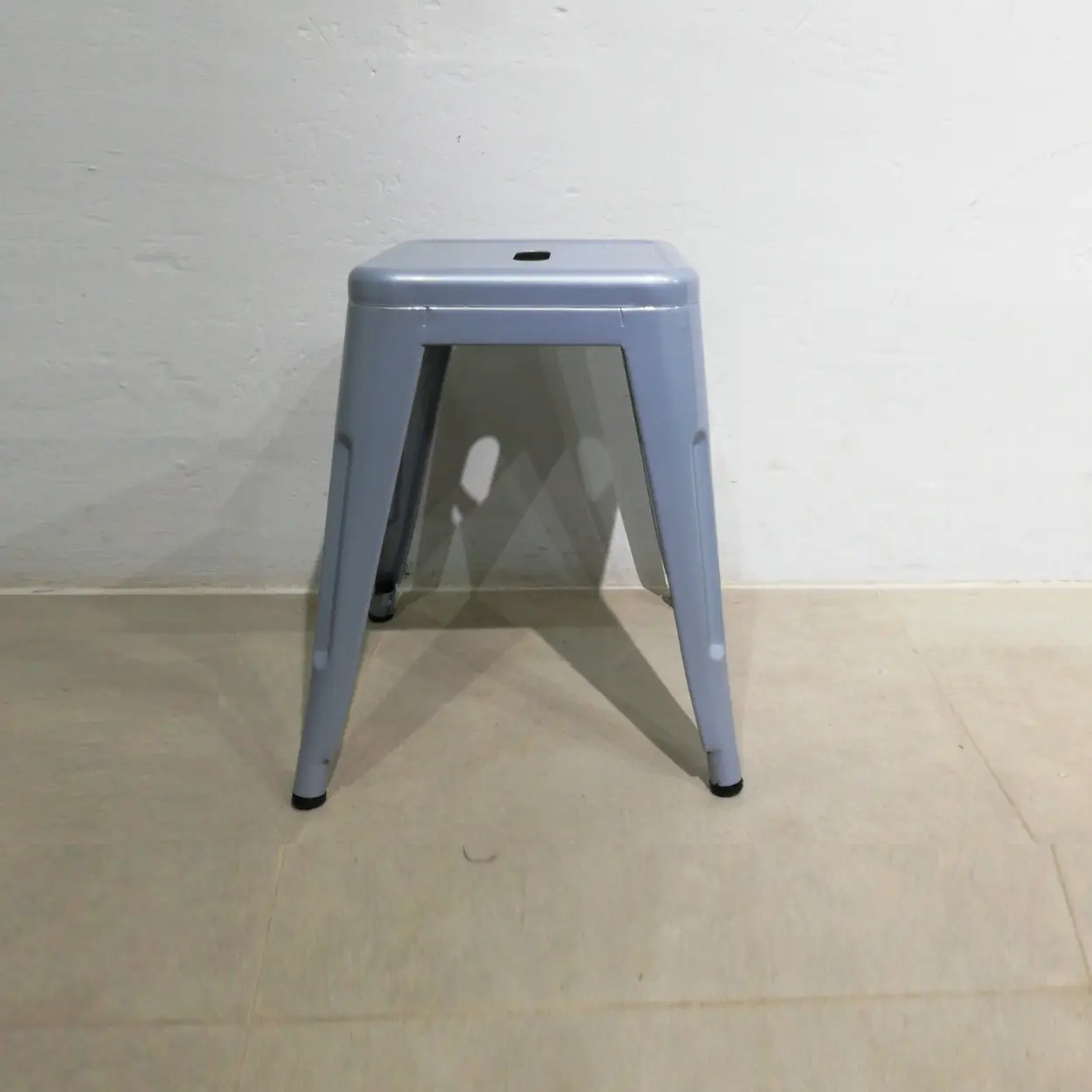 Taburetes de color gris TOLIX nuevos procedentes de un final de estoc en venta en cabauoportunitats.com