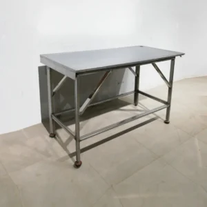 Taula d'acer inoxidable 150x70x88 cm de segona mà per a magatzem, bar, restaurant ... en venda a cabauoportunitats.com