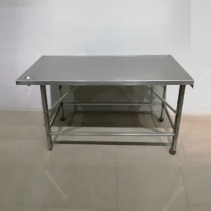 Taula d'acer inoxidable 150x70x88 cm de segona mà per a magatzem, bar, restaurant ... en venda a cabauoportunitats.com