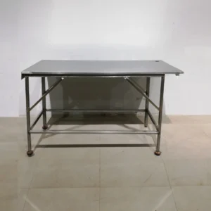 Taula d'acer inoxidable 150x70x88 cm de segona mà per a magatzem, bar, restaurant ... en venda a cabauoportunitats.com