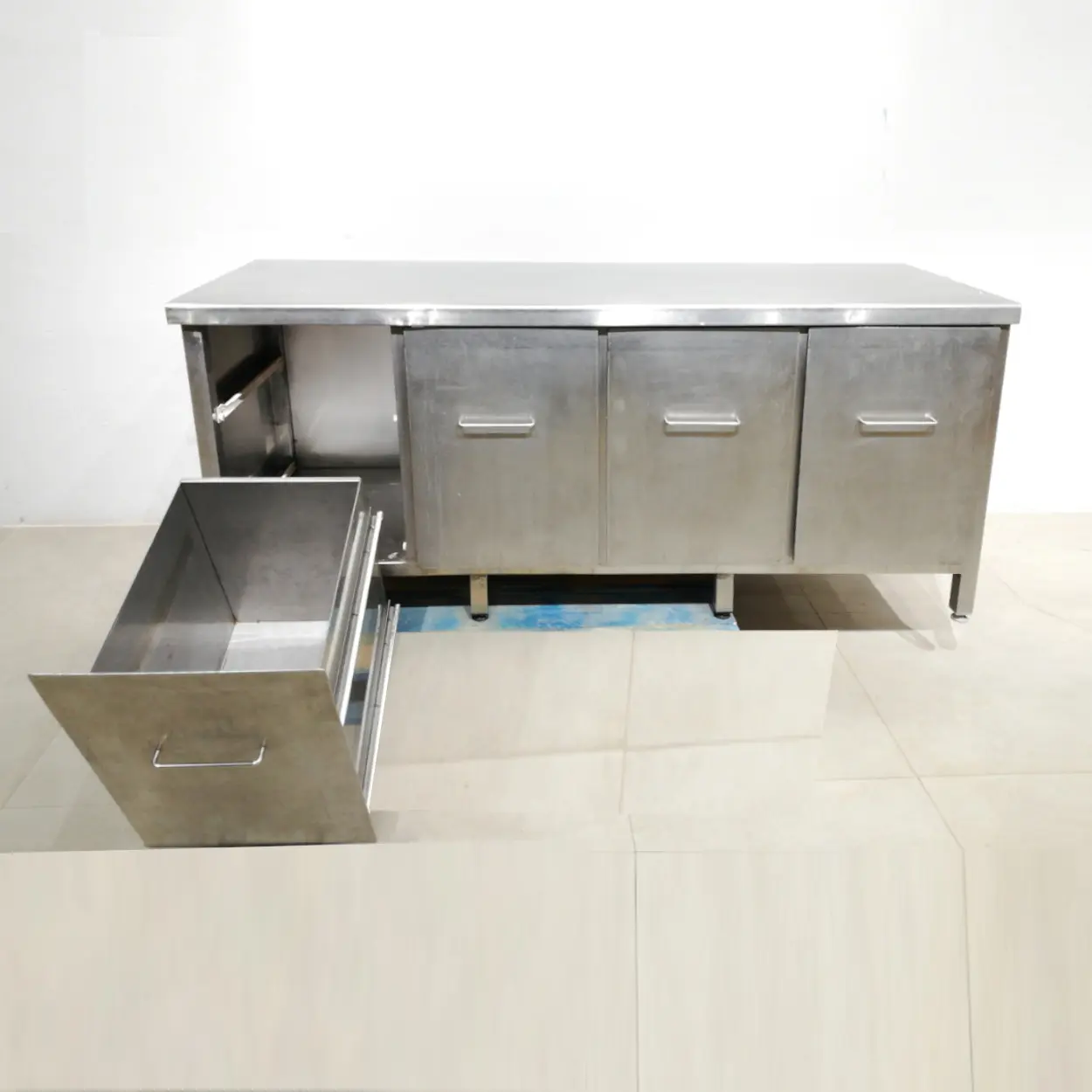 Mesa inoxidable de 188x60x86cm de segunda mano con 4 cajones para restaurante, bar... en venta en cabauoportunitats.com