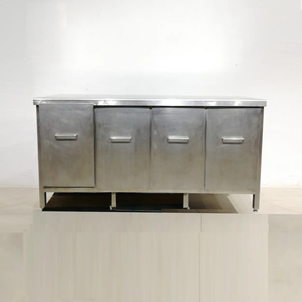 Mesa inoxidable de 188x60x86cm de segunda mano con 4 cajones para restaurante, bar... en venta en cabauoportunitats.com