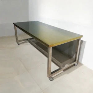 Taula amb rodes 200x87x78 cm de segona mà per a magatzem, bar, restaurant ... en venda a cabauoportunitats.com