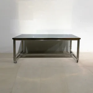 Taula amb rodes 200x87x78 cm de segona mà per a magatzem, bar, restaurant ... en venda a cabauoportunitats.com