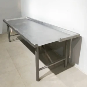 Mostrador de pescatería con dos desagües de segunda mano (280x100x87cm) en venta en cabauoportunitats.comTaula 280x100x87