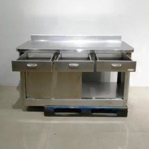 Taula d'acer inoxidable amb armari inferior i 3 calaixos de segona mà en venda a cabauoportunitats.com