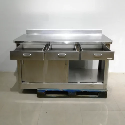 Taula d'acer inoxidable amb armari inferior i 3 calaixos de segona mà en venda a cabauoportunitats.com