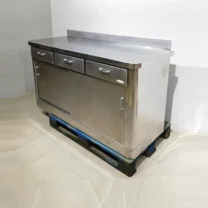 Taula d'acer inoxidable amb armari inferior i 3 calaixos de segona mà en venda a cabauoportunitats.com