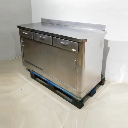 Taula d'acer inoxidable amb armari inferior i 3 calaixos de segona mà en venda a cabauoportunitats.com