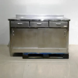Taula d'acer inoxidable amb armari inferior i 3 calaixos de segona mà en venda a cabauoportunitats.com