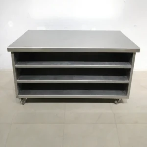 Taula de treball de 150x80x85cm de segona mà amb gran espai d'emmagatzematge inferior... en venda a cabauoportunitats.com