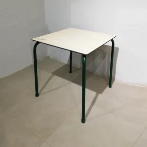 Mesa para terraza de 68x68x71cm de segunda mano en muy buen estado en venta en cabauoportunitats.com