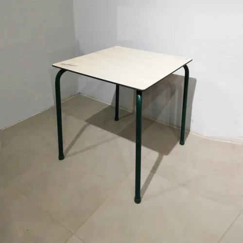 Mesa para terraza de 68x68x71cm de segunda mano en muy buen estado en venta en cabauoportunitats.com
