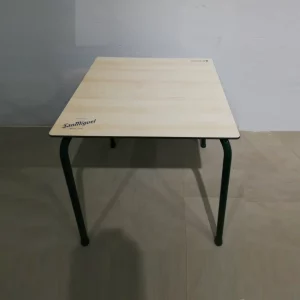 Mesa para terraza de 68x68x71cm de segunda mano en muy buen estado en venta en cabauoportunitats.com