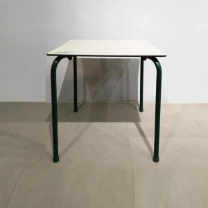 Mesa para terraza de 68x68x71cm de segunda mano en muy buen estado en venta en cabauoportunitats.com