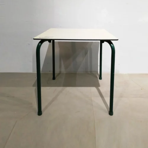 Mesa para terraza de 68x68x71cm de segunda mano en muy buen estado en venta en cabauoportunitats.com
