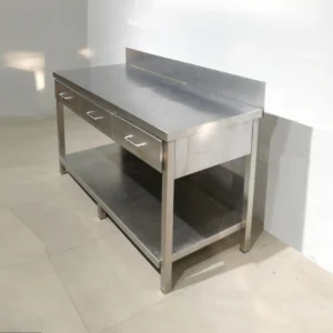 Taula d'acer inoxidable amb 3 calaixos i safata inferior de 199x60x80cm de segona mà en venda a cabauoportunitats.com