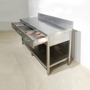 Taula d'acer inoxidable amb 3 calaixos i safata inferior de 199x60x80cm de segona mà en venda a cabauoportunitats.com
