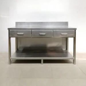 Taula d'acer inoxidable amb 3 calaixos i safata inferior de 199x60x80cm de segona mà en venda a cabauoportunitats.com