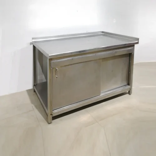 Mesa rinconera de acero inoxidable (138x90x90cm) de segunda mano en venta en cabauoportunitats.com
