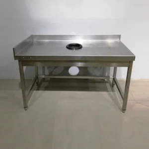 Taula d'acer inoxidable amb forat per a la brossa de 147x78x96cm de segona mà en venda a cabauoportunitats.com