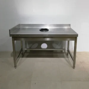 Taula d'acer inoxidable amb forat per a la brossa de 147x78x96cm de segona mà en venda a cabauoportunitats.com
