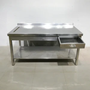 Taula d'acer inoxidable amb calaix de 150x71x87cm de segona mà en venda a cabauoportunitats.com