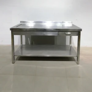 Taula d'acer inoxidable amb calaix de 150x71x87cm de segona mà en venda a cabauoportunitats.com