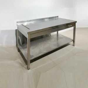 Taula d'acer inoxidable amb calaix de 150x71x87cm de segona mà en venda a cabauoportunitats.com