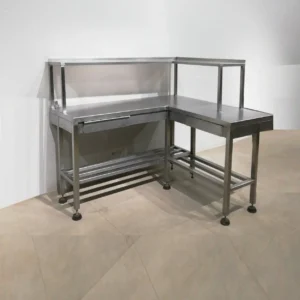 Mesa de acero inoxidable en L de 160x140cm con estanterías y cajones de segunda mano