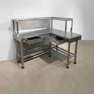 Mesa de acero inoxidable en L de 160x140cm con estanterías y cajones de segunda mano