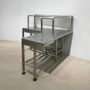 Mesa de acero inoxidable en L de 160x140cm con estanterías y cajones de segunda mano