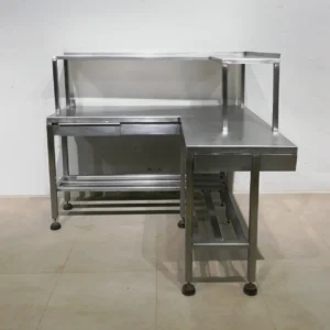 Mesa de acero inoxidable en L de 160x140cm con estanterías y cajones de segunda mano