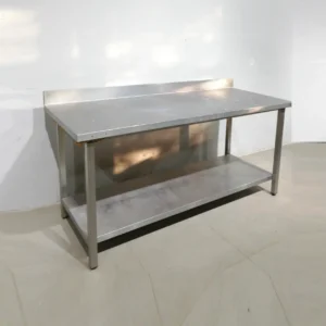 Taula d'acer inoxidable 180x70x94 cm de segona mà per a fregidores, fogons... en venda a cabauoportunitats.com
