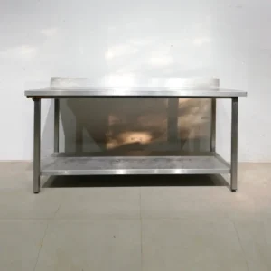 Taula d'acer inoxidable 180x70x94 cm de segona mà per a fregidores, fogons... en venda a cabauoportunitats.com