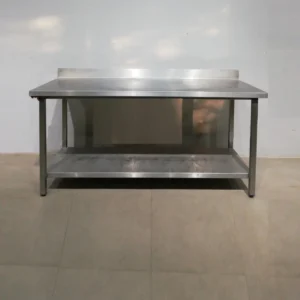 Taula d'acer inoxidable 180x70x94 cm de segona mà per a fregidores, fogons... en venda a cabauoportunitats.com