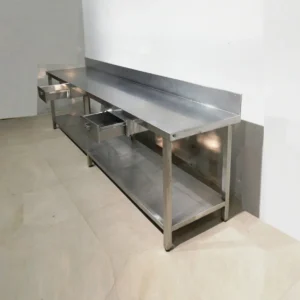Taula d'acer inoxidable 300 cm de segona mà perfecta per a bar, restaurant, hotel... en venda a cabauoportunitats.com