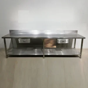 Taula d'acer inoxidable 300 cm de segona mà perfecta per a bar, restaurant, hotel... en venda a cabauoportunitats.com