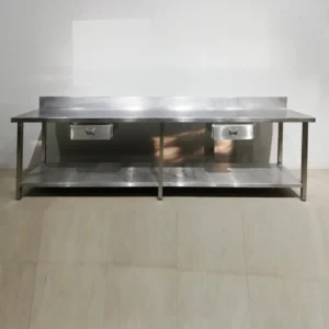 Taula d'acer inoxidable 300 cm de segona mà perfecta per a bar, restaurant, hotel... en venda a cabauoportunitats.com